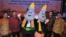 Ketua KPU RI Juri Ardiantoro (kedua kiri) berfoto bersama maskot yang akan menjadi ikon Pilgub dan Wagub DKI Jakarta 2017, Jakarta,  (30/7). Dalam konsolidasi ini peserta mendapat pengarahan dari ketua KPU. (Liputan6.com/Gempur M Surya)