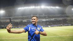 Striker anyar Persib Bandung, Juan Belencoso, tampak takjub dengan kemeriahan pendukung Maung Bandung atau Bobotoh di Stadion Wibawa Mukti, Bekasi. Dirinya aksi selfie dengan latar belakang Bobotoh. (Bola.com/Vitalis Yogi Trisna)