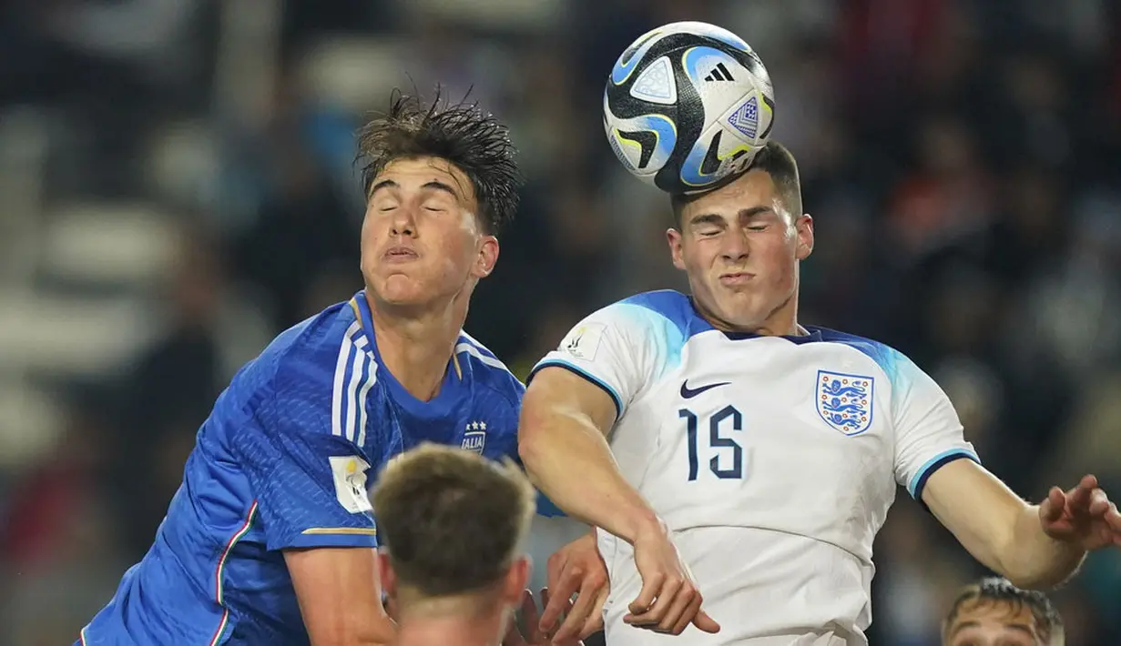 Pemain Timnas Italia U-20, Cesare Casadei, duel udara  pemain Timnas Inggris U-20, Ronnie Edwards, pada babak 16 besar Piala Dunia U-20 2023 di Stadion La Plata, Rabu (31/5/2023). Italia menang dengan skor 2-1 atas Inggris. (AP Photo/Ivan Fernandez)