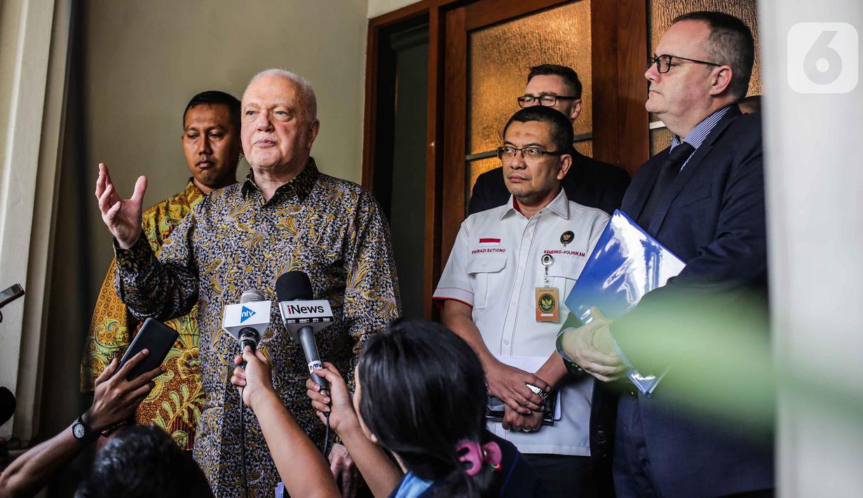 Dubes Australia untuk Indonesia, Gary Quinlan memberi keterangan usai pertemuan dengan Menko Polhukam Mahfud MD di Kemenko Polhukam, Jakarta, Selasa (29/10/2019). Pertemuan berlangsung tertutup serta membahas isu-isu terkini di bidang Politik, Hukum, dan Keamanan. (Liputan6.com/Faizal Fanani)