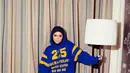 Buat para hijabers, gaya Sivia Azizah yang memadukan hoodie warna biru dengan lounge pants merah serta sneakers warna-warni bisa jadi tampilan streetwear yang trendy dan stylish. (Instagram/siviazizah).