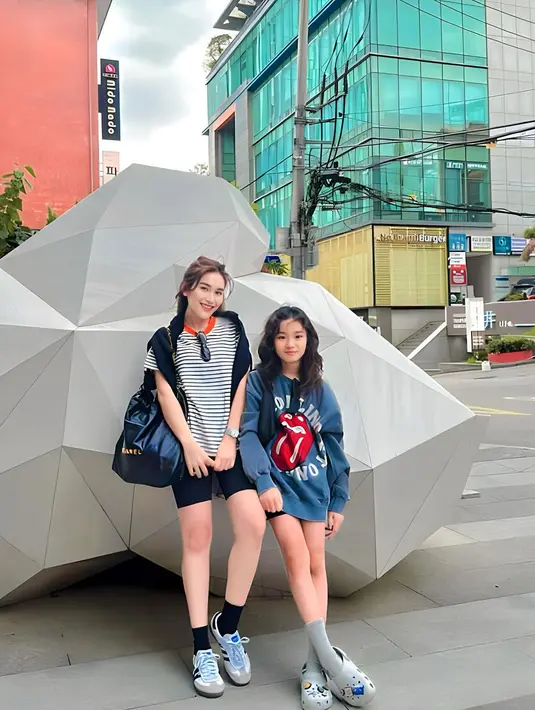 Melalui akun instagramnya, penyanyi kelahiran Depok itu membagikan beberapa potret keseruan bersama keluarganya. [Instagram/ayutingting92]