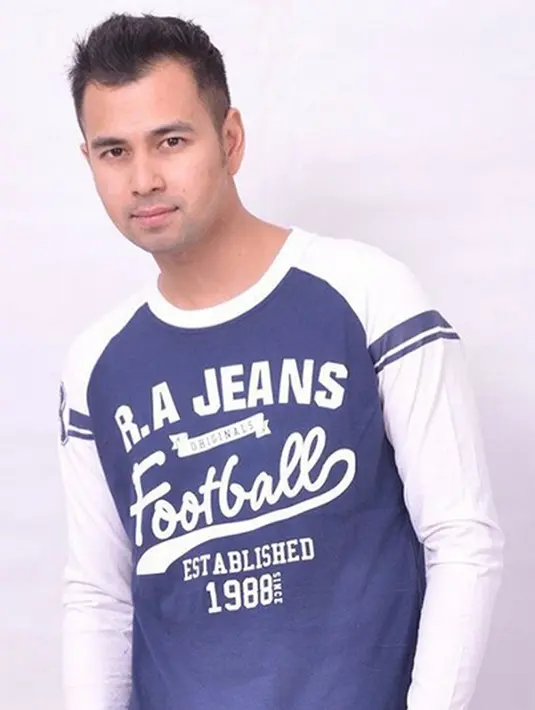 Raffi Ahmad membuka bisnis fashion yang juga menggunakanan namanya sebagai merk dagang, yakni RA Jeans. Sebelumnya Raffi juga pernah mengeluarkan brand sarung bernama Rahmad. (via instagram/@rajeansid)