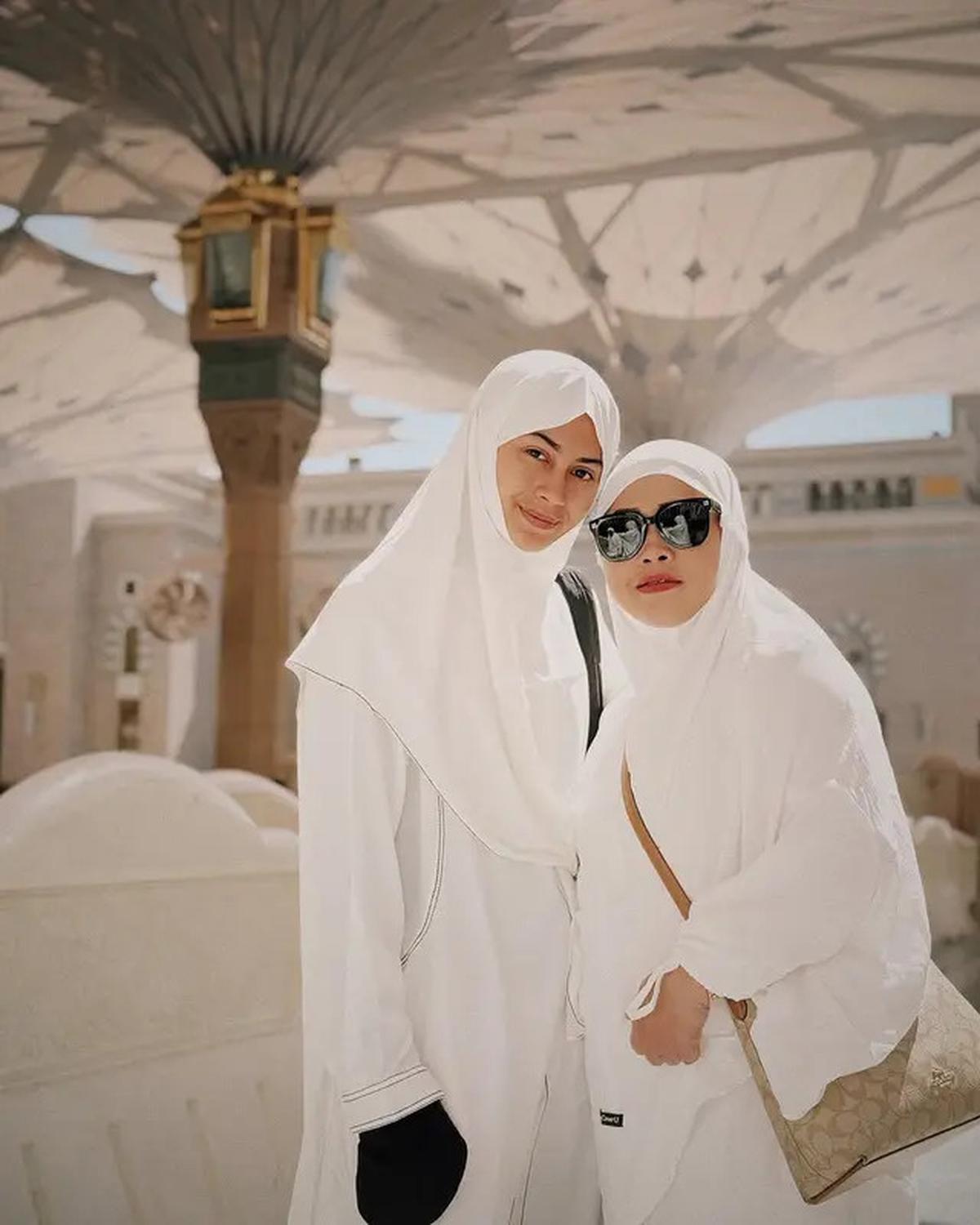 7 Artis Umrah Jelang Puasa Ramadhan 2025, Sintya Mariska Berdoa Hadiahi Ibu Cucu