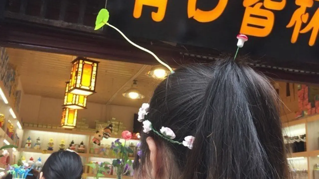 Jepitan Rambut Daun Tumbuh Jadi Tren Aksesoris Baru di Beijing