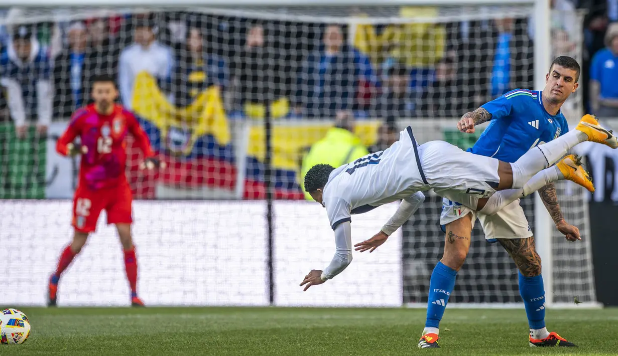Pemain Italia, Gianluca Mancini, saat melawan Ekuador pada laga uji coba internasional di Red Bull Arena di Harrison, New Jersey, pada Senin (25/3/2024). (AP Photo/Eduardo Munoz Alvarez)