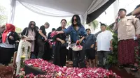 Atiek CB di pemakaman Doddy Katamso © KapanLagi.com/Budy Santoso