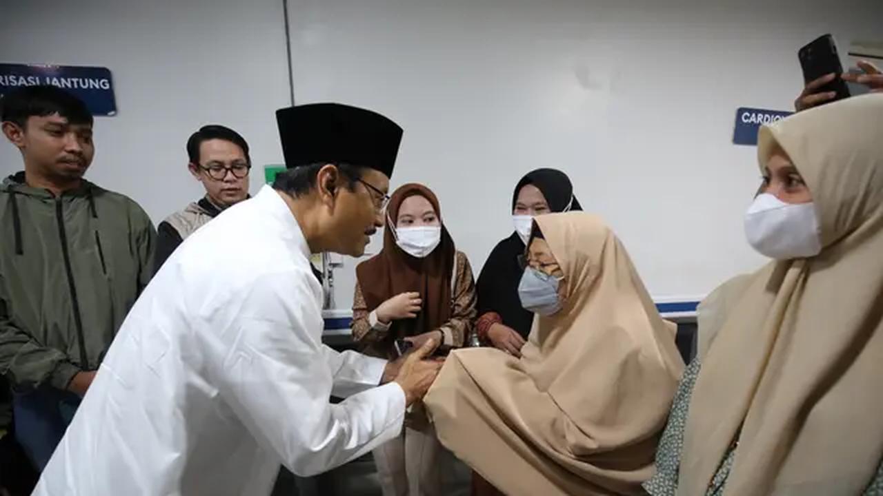 Menteri Sosial Saifullah Yusuf (Gus Ipul) menjenguk korban luka imbas unjuk rasa di Rumah Sakit Primaya, Makassar, Jumat (5/9/2025). Foto: Biro Humas Kemensos