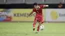 Pemain Timnas Indonesia U-20, Marcelino Ferdinan, melepaskan tendangan ke gawang Vietnam U-20 pada laga Grup F Kualifikasi Piala Asia U-20 2023 di Stadion Gelora Bung Tomo, Surabaya, Minggu (18/9/2022). (Bola.com/Ikhwan Yanuar)