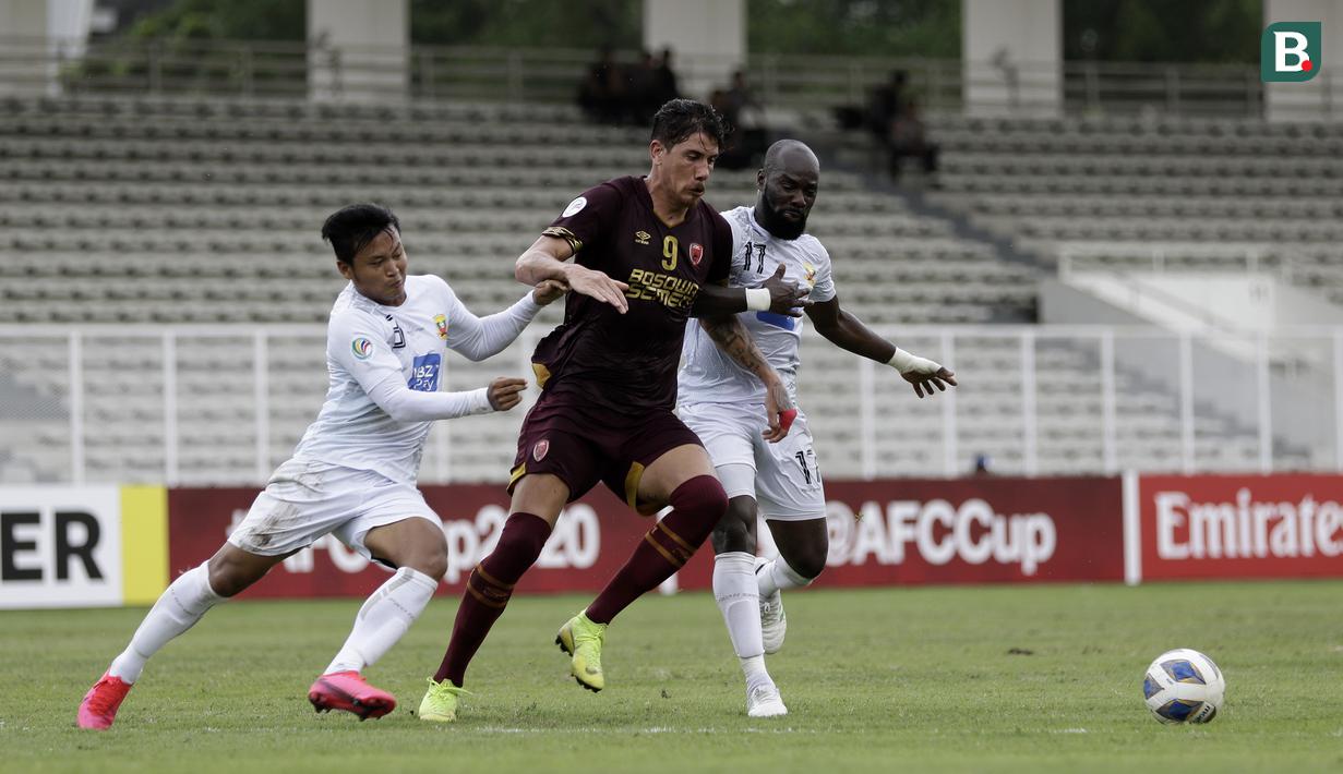 Striker PSM Makassar, Giancarlo Rodrigues, berusaha melewati pemain Shan United pada laga Piala AFC 2020 di Stadion Madya, Senayan, Jakarta, Rabu (26/2). PSM menang 3-1 atas Shan United. (Bola.com/Yoppy Renato)