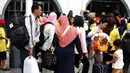 Calon penumpang kereta api mengantre masuk ke Stasiun Senen, Jakarta. Foto diambil pada Senin (29/12/2014). (Liputan6.com/Faizal Fanani)