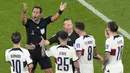 Wasit yang bertugas dalam laga itu dipimpin oleh Facunco Tello dari Argentina. Dua asistennya, juga dari Argentina. Begitu juga petugas VAR. (AP/Luca Bruno)
