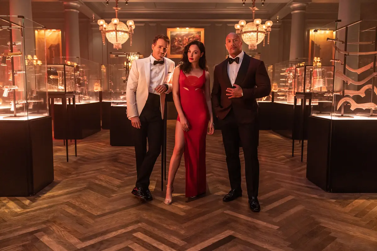 Ryan Reynolds, Gal Gadot, Dwayne Johnson, dalam Red Notice. (Netflix)