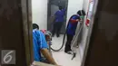 Petugas kebersihan membersihkan ruangan yang menjadi tempat keluarnya asap di RSUD Koja, Jakarta, Selasa (3/5). Penyebab peristiwa tersebut masih dalam penyelidikan pihak terkait. (Liputan6.com/Gempur M Surya)