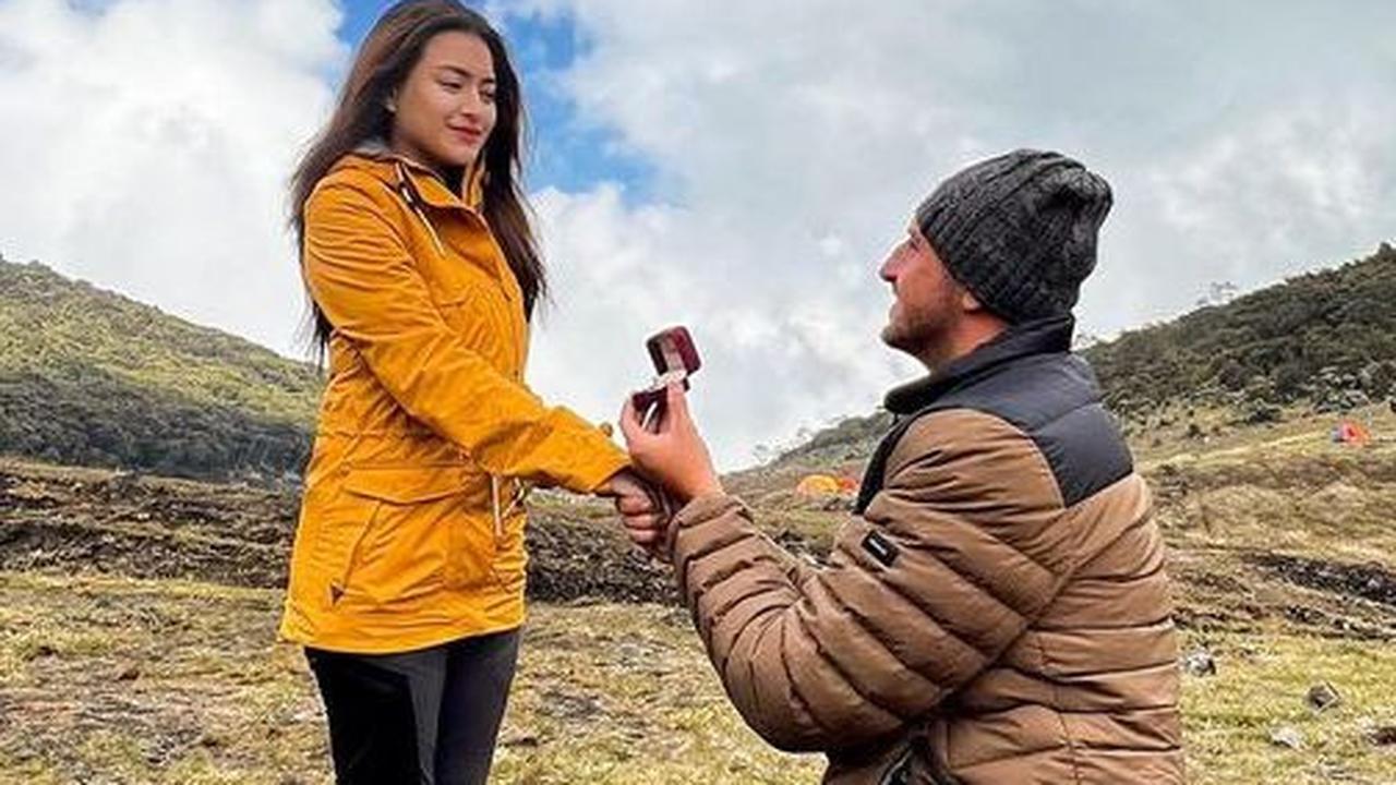 Foto-foto Nathalie Holscher Dilamar Kekasih Bulenya di Gunung Gede, Romantis Abis!