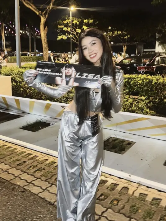 Ia kenakan one set bernuansa silver yang begitu modern. [Foto: Instagram/ Reginaaphx]