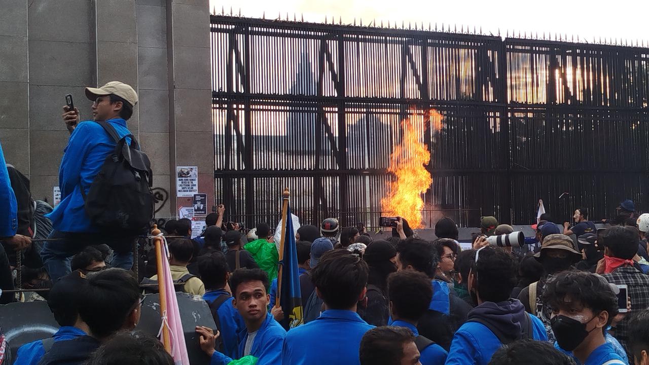 Demo Depan DPR Sempat Memanas, Api Berkobar di Pagar Gerbang Utama, Polisi Langsung Semprotkan Water Canon