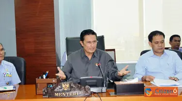 Citizen6, Jakarta: Didampingi oleh Dirjen KP3K, Sudirman Saad beserta Dirjen PSDKP, Syahrin Abdurrahman melakukan penyegelan gudang garam milik PT SLM di pelabuhan Ciwandan Cilegon Banten pada, Sabtu (6/8). (Pengirim: Efrimal Bahri)