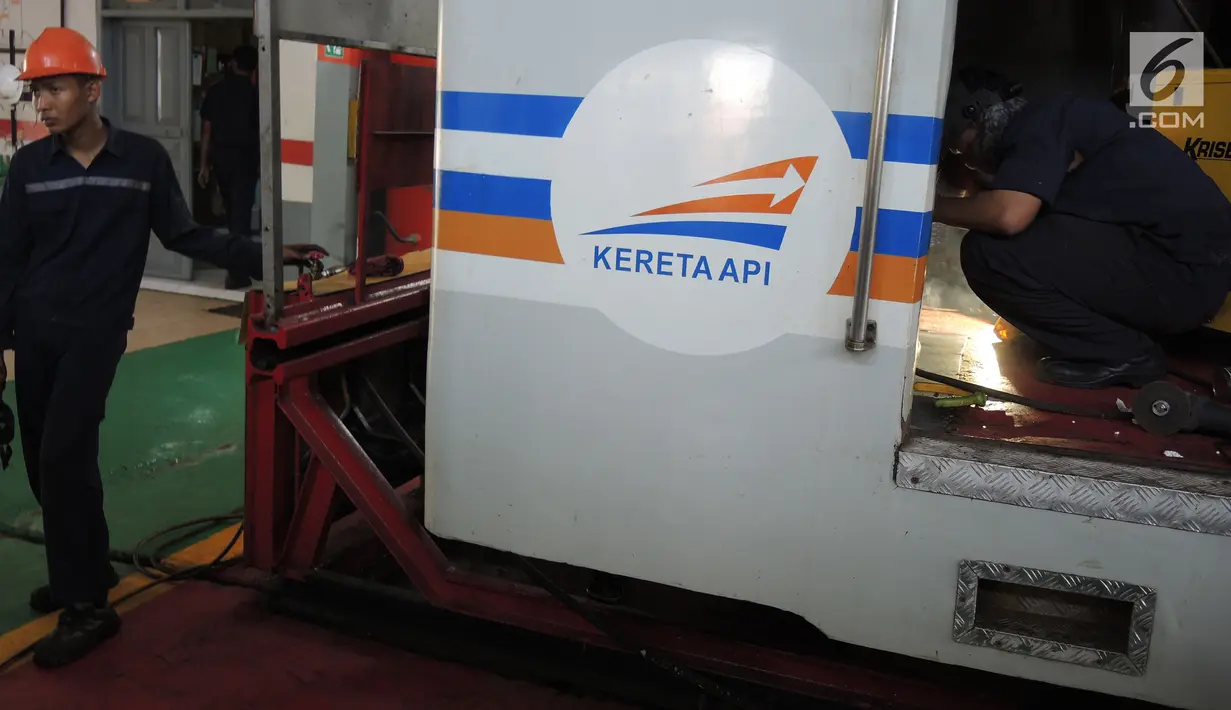 Petugas PT Kereta Api Indonesia (Persero) melakukan perbaikan gerbong kereta api di Depo Kereta Poncol Semarang, Kamis (31/5). Perawatan dan perbaikan gerbong-gerbong kereta api dilakukan untuk menghadapi musim mudik tahun ini. (Liputan6.com/Gholib)