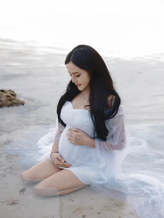 Bella Bonita tampil bak dewi dengan mengenakan gaun serba putih yang cantik [@bellabonita_r.a]