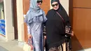 Momen lain memperlihatkan Fuji tampil fun dan playful mengenakan gamis beraksen ruffle warna biru pastel. Penampilannya dilengkapi dengan hijab warna abu-abu dan sandal slip on pink. [Instagram/@fuji_an]