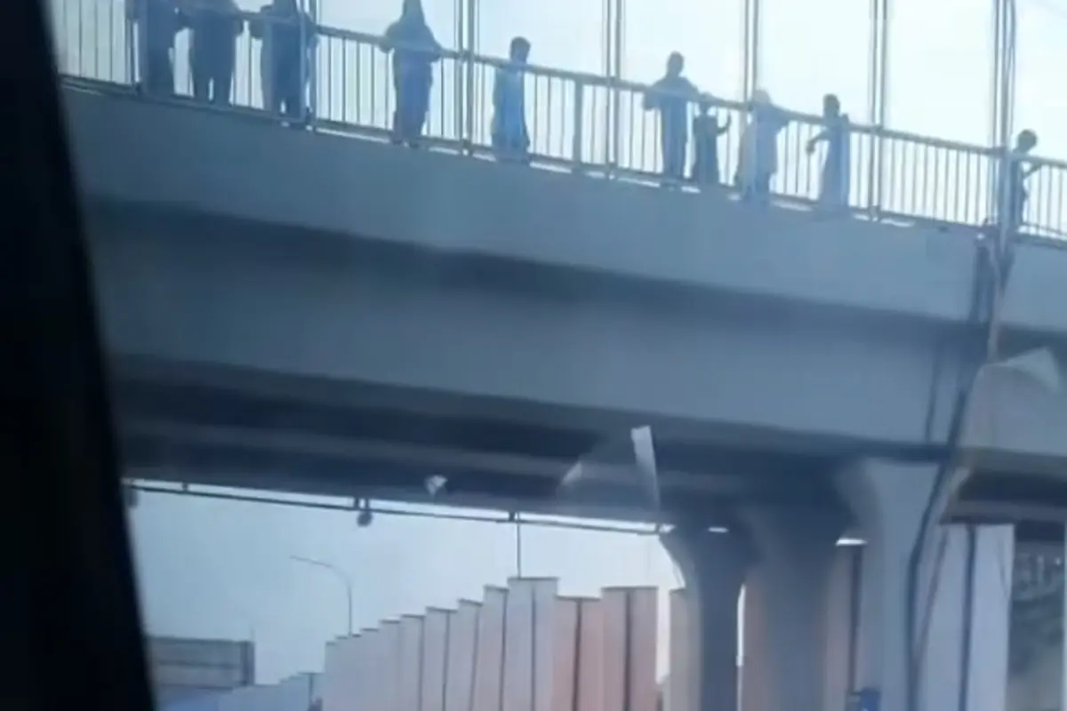 Mobil Terguling di jalan Tol Jakarta - Cikampek (Japek) arah Bandung, tepatnya di KM 57, pada Selasa (9/4/2024).