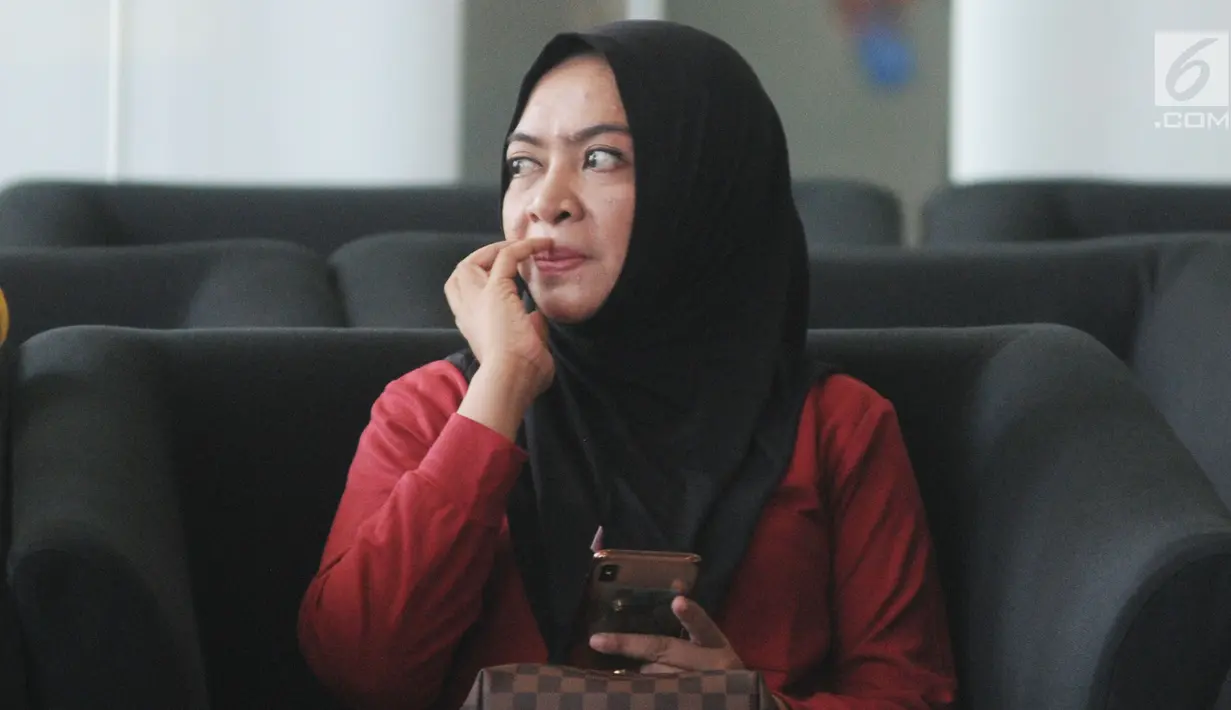 Mantan Anggota DPR Wa Ode Nurhayati menunggu di gedung KPK untuk menjalani pemeriksaan di Jakarta, Rabu (21/8/2019). Wa Ode diperiksa sebagai saksi kasus korupsi pengadaan proyek KTP Elektronik (E-KTP) untuk tersangka Direktur Utama PT Sandipala Arthaputra, Paulus Tannos. (merdeka.com/Dwi Narwoko)