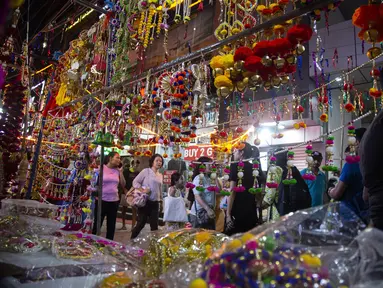 Orang-orang berbelanja barang-barang dekoratif, lampu tanah liat, dan lampu listrik untuk menghias rumah dan toko mereka menjelang festival Diwali di New Delhi, India, Kamis, 20 Oktober 2022. Diwali, festival lampu, akan dirayakan pada 24 Oktober. (AP Photo/Bhumika Saraswati)