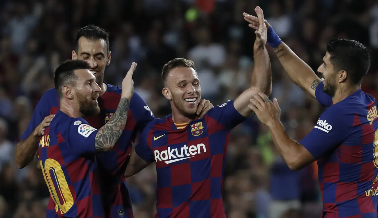 Gelandang Barcelona, Arthur (kedua kanan) berselebrasi bersama rekan-rekannya usai mencetak gol ke gawang Villareal pada lanjutan pertandingan La Liga di Camp Nou, Rabu (25/9/2019). Barcelona menang tipis atas Villareal 2-1. (AP Photo/Joan Monfort)
