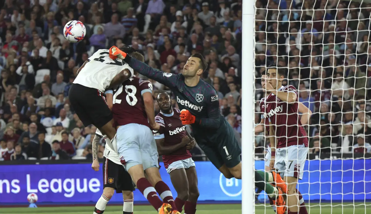 <p>Di babak kedua, Tak ada gol balasan bisa dicetak MU meski bisa menghadirkan beberapa peluang ke gawang West Ham. (AP Photo/Ian Walton)</p>