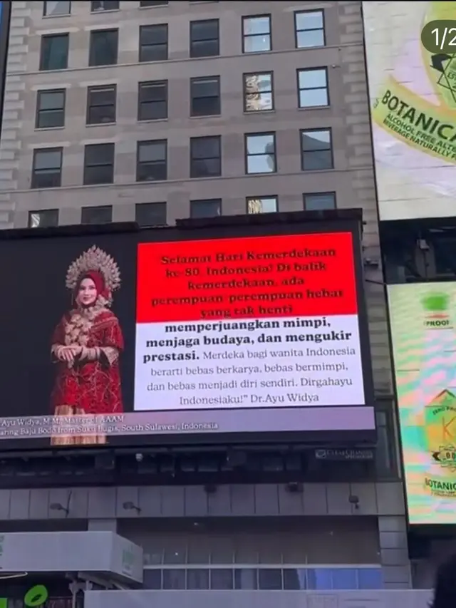 Influencer Ayu Widyaningrum di billboard New York Times Square, AS, dalam rangka HUT RI ke-80. (Foto: Dok. Koleksi Pribadi Ayu Widyaningrum)