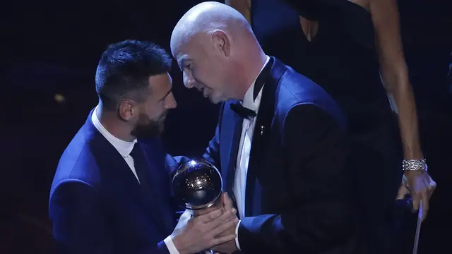 Senyum Lionel Messi Raih Gelar Pemain Terbaik FIFA 2019