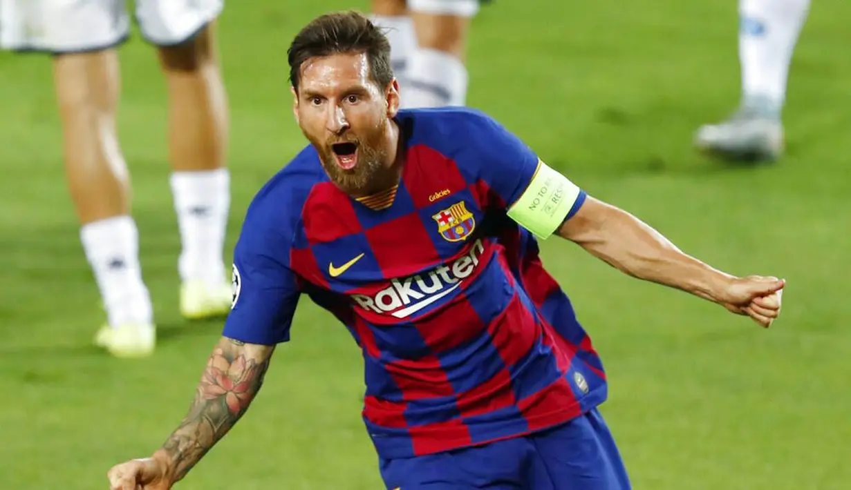 Striker Barcelona, Lionel Messi, melakukan selebrasi usai membobol gawang Napoli pada laga Liga Champions di Stadion Camp Nou, Sabtu (8/8/2020). Barcelona menang 3-1 atas Napoli. (AP/Joan Monfort)