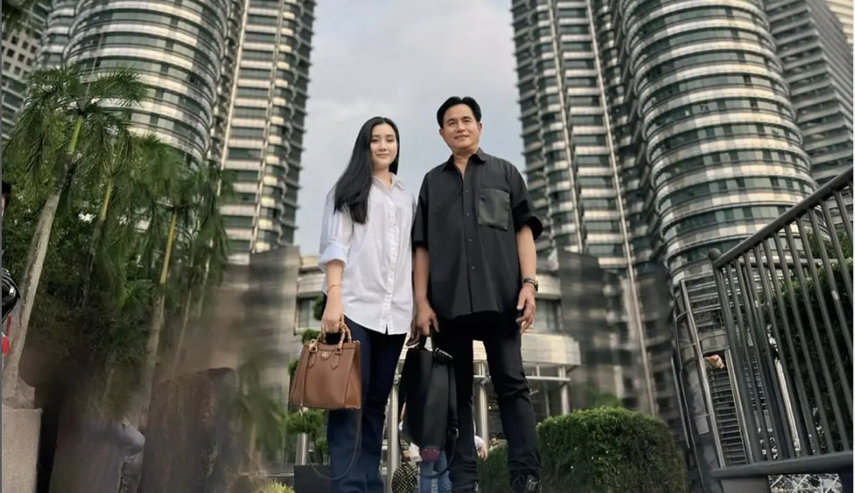 Gaya kasualnya terlihat begitu sederhana. Kemeja putih jadi kunci yang bisa dipadukan dengan apapun, untuk ragam kesempatan. [Foto: Instagram/ Yusril Ihza Mahendra]