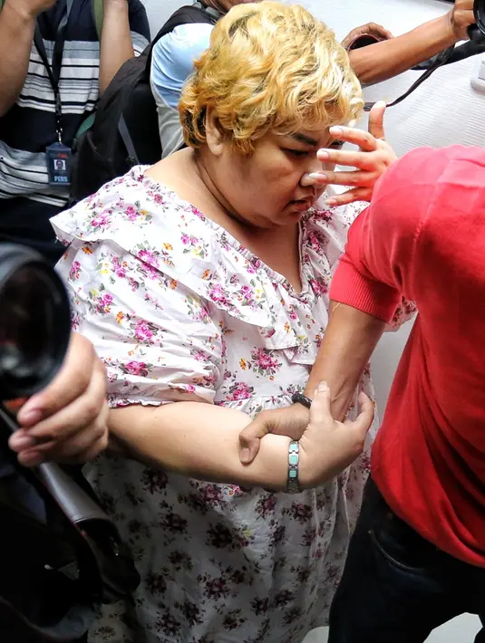 Pretty Asmara yang sudah ditetapkan sebagai tersangka dijerat dengan pasal berlapis. Undang-undang tentang narkotika dan UU no. 5 tahun 1997 tentang psikotropika dengan ancaman hukuman maksimal 20 tahun penjara. (Adrian Putra/Bintang.com)