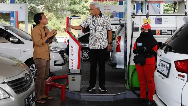 Ganjar Pranowo saat mengecek penjualan BBM di SPBU. (Istimewa)