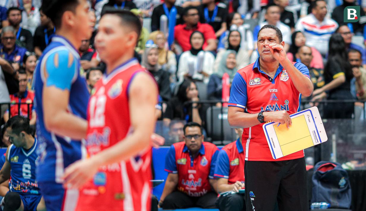 <p>Pelatih kepala Jakarta LavAni Allobank Electric, Nicolas Vives saat menghadapi Jakarta Bhayangkara Presisi pada laga grand final PLN Mobile Proliga 2024 di Indonesia Arena, Senayan, Jakarta, Minggu (21/7/2024). Jakarta LavAni Allobank Electric kalah 1-3 (30-28, 22-25, 22-25 dan 23-25). (Bola.com/Bagaskara Lazuardi)</p>