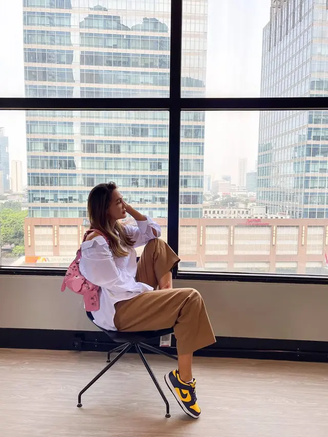 9 Gaya Luna Maya saat Pakai Sepatu Sneakers yang Stylish dan Kasual