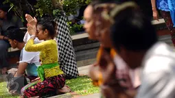 Umat Hindu melakukan sembahyang saat perayaan Nyepi di Pura Aditya Jaya, Rawamangun, Jakarta, Selasa (28/3). Nyepi dirayakan dengan melakukan kegiatan keagamaan di pura. (Liputan6.com/Helmi Fithriansyah)