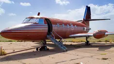 Sebuah foto tak bertanggal menampilkan jet pribadi yang pernah dimiliki oleh Elvis Presley yang berada di landasan pacu di New Mexico, AS. Pesawat pribadi ini telah terbengkalai di landasan tersebut selama 30 tahun. (GWS Auctions, Inc. via AP)