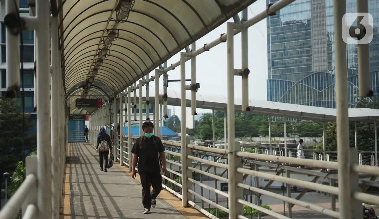 Penumpang melintasi JPO yang juga akses menuju Halte Transjakarta Karet di Jakarta, Kamis (12/11/2020). Pemprov DKI Jakarta akan merevitalisasi jembatan penyeberangan orang (JPO) di Jalan Sudirman, Jakarta Pusat, tepatnya di depan Hotel Le Meridien. (Liputan6.com/Immanuel Antonius)