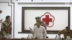 Ketua Umum PMI Jusuf Kalla (tengah) Presdir PT Astra International Tbk Prijono Sugiarto dan Plh Ketua Umum PMI Ginandjar Kartasasmita pada acara penyerahan 10 truk tangki air bersih di kantor PMI, Jakarta, Jumat (06/4).(Liputan6.com/Fery Pradolo)