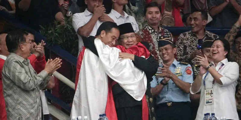 Potret Jokowi - Prabowo Peluk Atlet Silat Peraih Emas Asian Games 2018