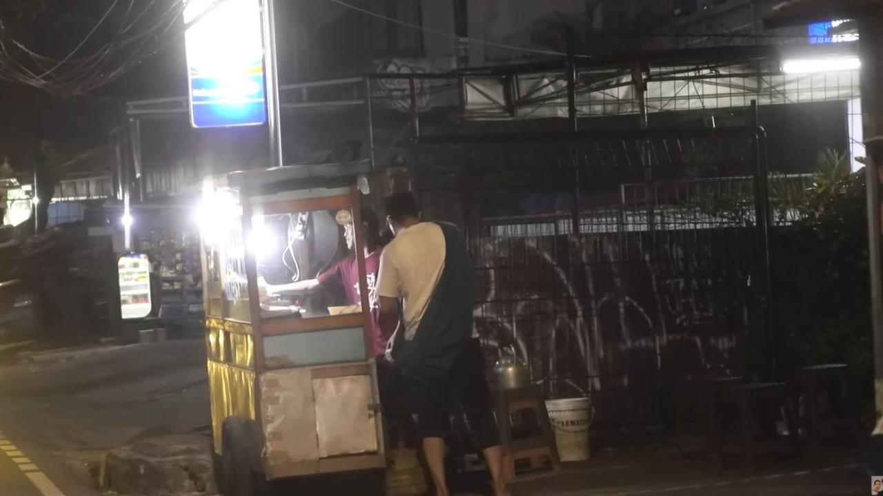 Baim Wong kemudian mendatangi pedagang nasi goreng yang ada di pinggir jalan.<br>