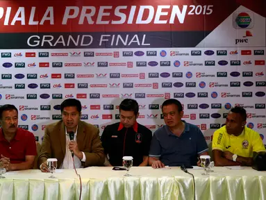 Jelang laga final Piala Presiden 2015, Manajer dan kapten tim Persib serta Sriwijaya FC duduk bareng bahas keberlangsungan pertandingan bersama Ketua Komite Turnamen dan Mahaka, Jakarta, Sabtu (17/10/2015). (Liputan6.com/Yoppy Renato)