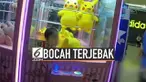 Demi mendapatkan boneka yang diinginkan, seorang bocah perempuan nekat masuk ke dalam mesin capit. Akibat tindakannya tersebut, si bocah terjebak di dalam mesin.