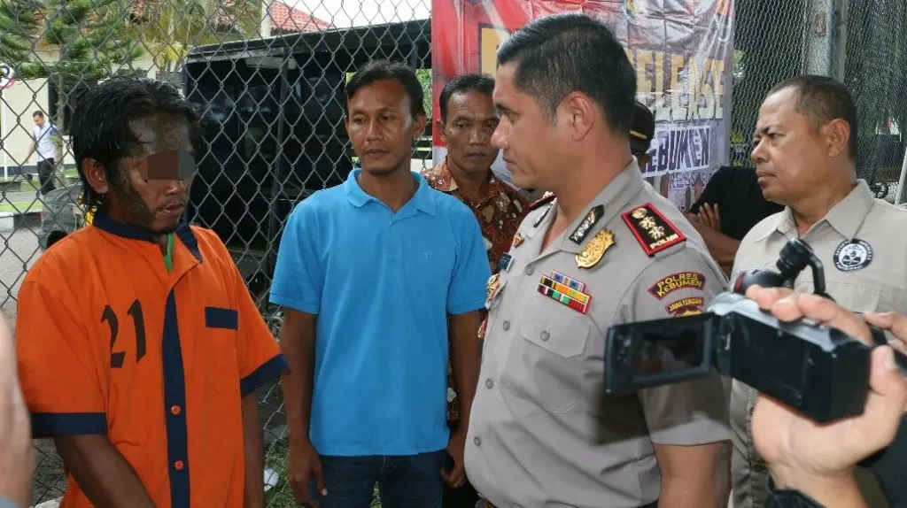 Pemuda dengan bertato di wajah tersangka pembunuhan ibu kandungnya di Kebumen. (Foto: Liputan6.com/Polres Kebumen/Muhamad Ridlo)