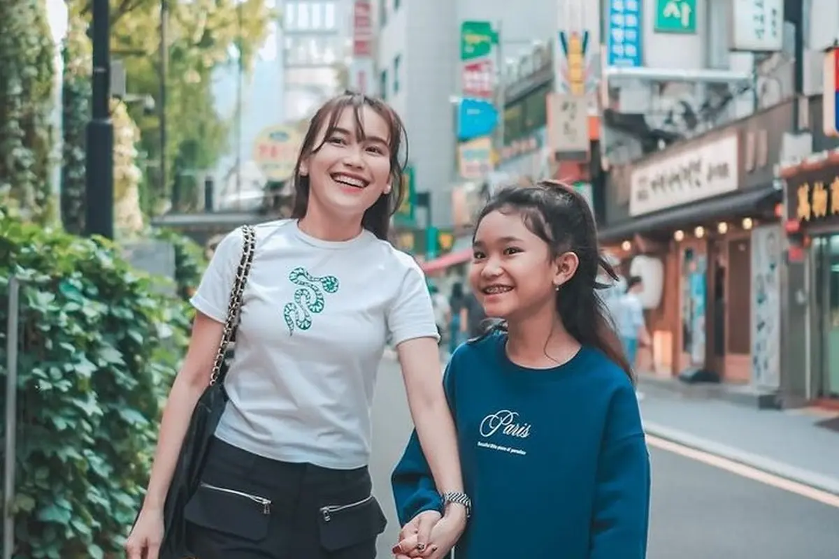 6 Ide Outfit Kompak Ibu-Anak ala Seleb, dari Ayu Ting Ting hingga Anissa Aziza