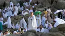 Jemaah haji mengunjungi bukit Jabal Rahmah di Padang Arafah, sebelah tenggara kota suci Makkah, Arab Saudi, Sabtu (10/8/2019). Menjelang Wukuf Arafah, Jabal Rahma yang terletak di Padang Arafah banyak dikunjungi peziarah haji. (FETHI BELAID / AFP)