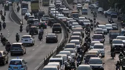 Kendaraan bermotor melaju tersendat di Jalan KH. Abdullah Syafei arah Kuningan-Pondok Kopi, Jakarta, Senin (9/9/2019). Kemacetan menumpuk di jalur alternatif akibat pengendara mobil menghindari ruas jalan yang terdampak aturan perluasan ganjil genap. (merdeka.com/Iqbal Nugroho)